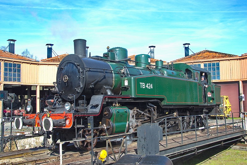 La locomotive à vapeur 141 TB 424 sur le pont tournant de Longueville