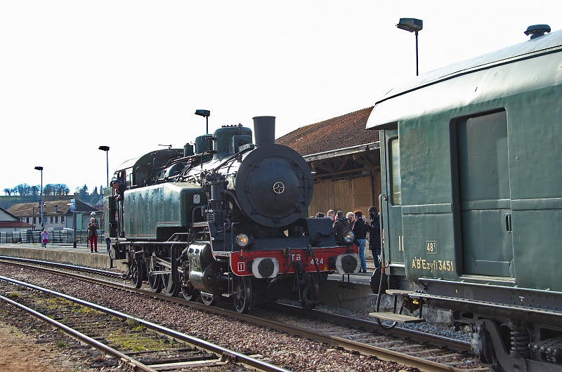 La locomotive 141 TB 424 se remet en tête