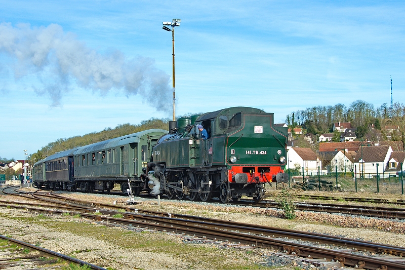 Le train à vapeur des oeufs de Pâques quitte Provins