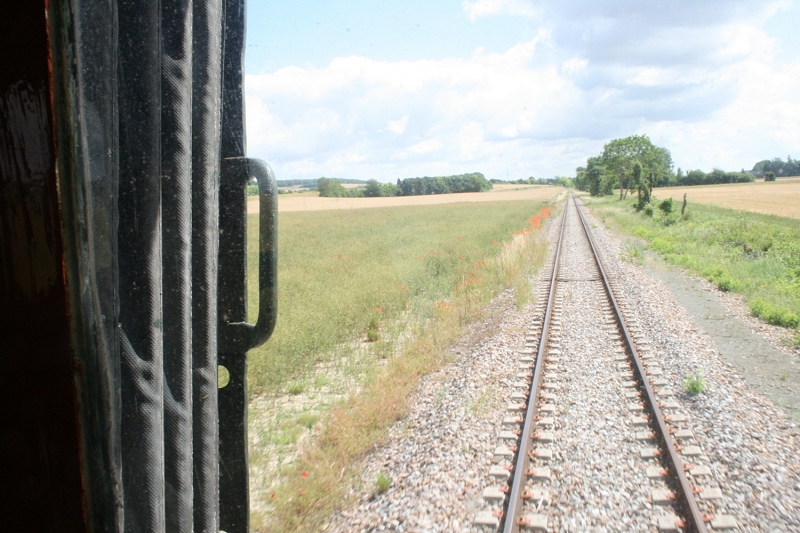 Vue depuis la queue du train, une section de ligne dans les champs de céréales (photo Ajecta-P.Berger)