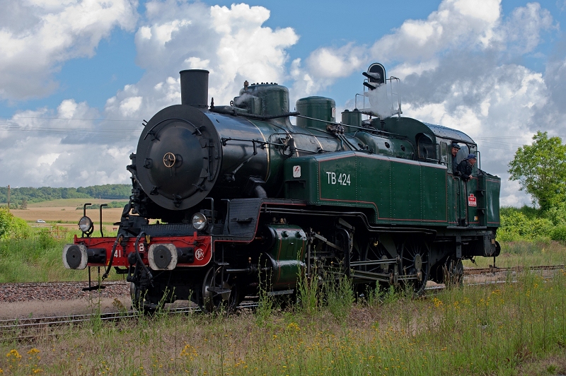 La 141 TB 424 fait l'impasse au bout du faisceau pour remonter la rame et être attelée dans l'autre sens (photo J. Tasma)